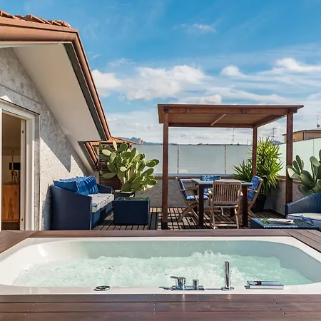 Attico Scirocco Viareggio, Superior Idromassaggio Privato *